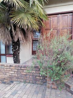 Dumelang Executive Lodge- OFF-GRID Solar powered Midrand - 5