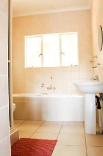 Dumelang Executive Lodge- Cottages in Sandton - Joanesburgo - 5