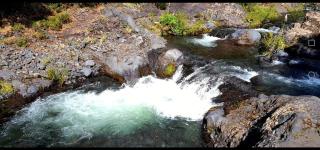 Vista al volcán con tinaja y río en Conguillío - 1