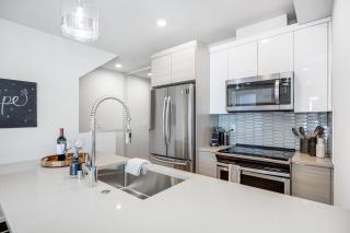 Rooftop Patio with Waterview, Private Garden & Grill 3BR 3BA- Modern Cityscape - Seattle - 2