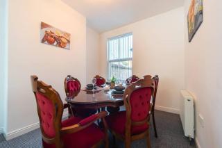 WGcDDE Large 3 Bedroom House - Close to MKM Stadium & A63 - Garden - 1