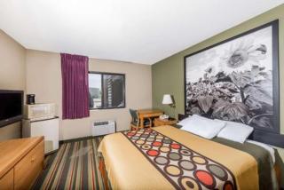 Super 8 by Wyndham Chanute - 1