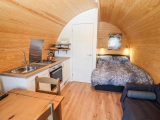 Gander Pod at Salford Court Farm Fishing Cabins - 8
