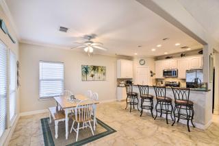 Less Than 1 Mi to Beach Salty Dog House in Galveston! - 4