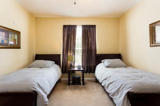 4Br 2Bath Condo Balcony 5min Conv Center 2020ft - 5