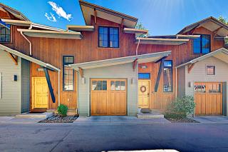 Urban Mountain Getaway & Alpenglow Chalet - 5