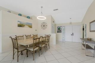 Pet-friendly home with southern exposure and pool - 8