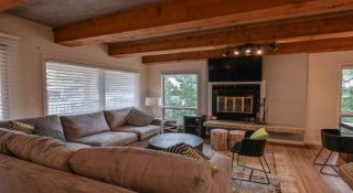 2 Br Residence With Huge, Sectional Couch Condo - 7