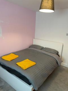 Spacious Apartment near Heathrow with Allocated Parking - Uxbridge - 1