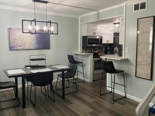 HHI Homes- Newly Renovated Cozy Modern Pet-Friendly Villa-Ideal Location - 0