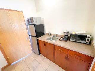 Lake Bluff Inn and Suites - 1