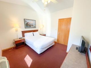 Lake Bluff Inn and Suites - 3
