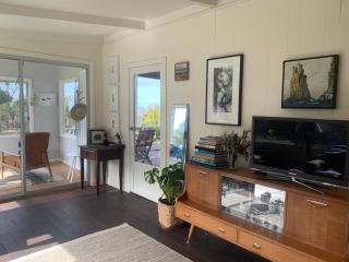 Wylah Cottage for a Peaceful Bruny Island Escape with Water Views, Fireplace & Wallabies - Simpsons Bay - 7
