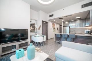 Luton Vacation Homes - Modern & Lake view 1BR , MBL Residence, Jumeirah Lake Towers - Dubai - 2