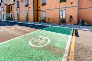 Econo Lodge Inn & Suites - 5