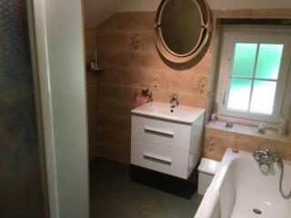 "Rêves de Gamins" Chambre de gauche, 4 couchages dans gîte de campagne "La Camusière", proche du Pôle Européen et du circuit des 24h - 2