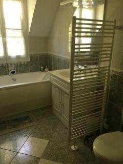 "Rêves de Gamins" Chambre de gauche, 4 couchages dans gîte de campagne "La Camusière", proche du Pôle Européen et du circuit des 24h - 4