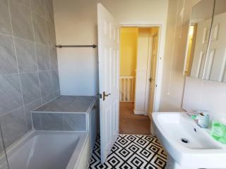 Summer Lane House-3 Bedrooms-Close to M1-Longer Stay-Free Parking - 9