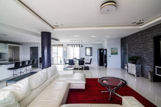 Skyline Luxury 5 Star Condo - 2