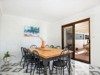 Whitewash I Pet Friendly I 5 Mins Walk to Beach - 6