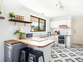 Whitewash I Pet Friendly I 5 Mins Walk to Beach - 5