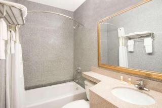 Red Roof Inn Copiague - Copiague - 4