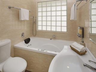 Kickenback Chalet - 2BR Chalet l Gym l Indoor Pool l Tennis Court l WiFi l Air-Con - 4
