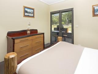 Kickenback Chalet - 2BR Chalet l Gym l Indoor Pool l Tennis Court l WiFi l Air-Con - Crackenback - 3
