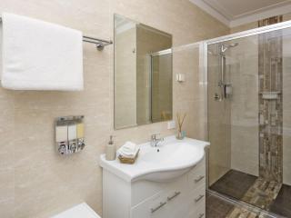 Kickenback Chalet - 2BR Chalet l Gym l Indoor Pool l Tennis Court l WiFi l Air-Con - Crackenback - 2