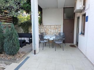 Apartment with private garden, hot tub, WiFi, SAT TV, Klima, near beach - Njivice - 8