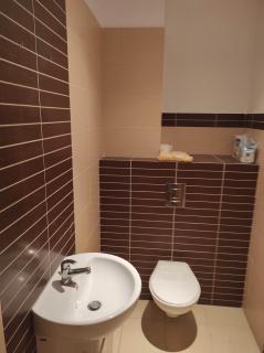 Nice room with 2 shared bathrooms ,WC , 2km to old town -100m from Metro Szwedzka - Warsaw - 5