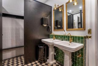 Metropolitan Hotel - 1