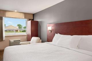 Days Inn by Wyndham Fredericton - 1