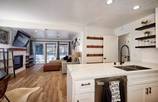 St Anton Wooded View 1-Bedroom Condos with Complimentary Hot Drinks - 3