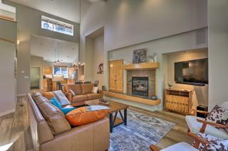 Bend Townhome with Golf Course Views and Private Deck! - 1
