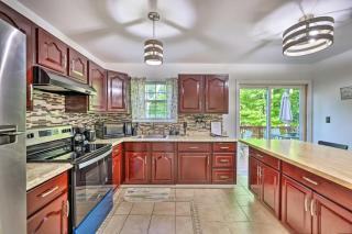 Deck and Backyard Tobyhanna Family Home - Tobyhanna - 9