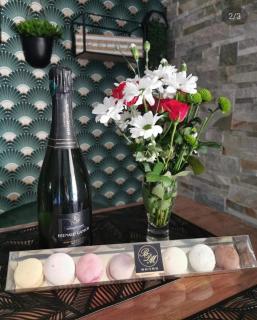 Suite romantique Le temps d'un Instant Loveroom Hammam jacuzzi piscine - 4