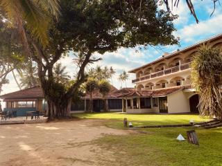 Sri Gemunu Beach Resort - Unawatuna - 5
