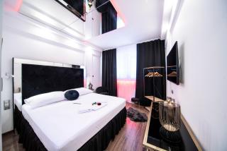 Hotel Aura Design & Garden Pool - Prague - 2