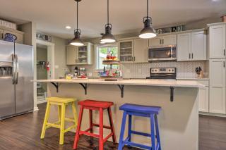 Cozy Retreat with Hot Tub and Fire Pit Close to Main! - Fredericksburg - 3