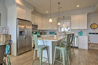 Hampton Condo with Balconies 1 Block to Beach! - 4