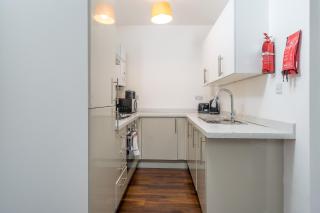 Stylish Central Watford 2 Bedroom and Sofa Bed Apartment with Free Parking - Watford - 1