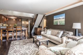 DELUXE SLOPESIDE Condo with 4th FLOOR VIEWS! Exclusive Home Available for Holiday only! BOOK today 1849 Condos 409 home - 5