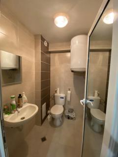 Brand New Cozy 1BR flat with AC & FREE street Parking - 3