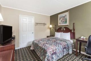 Days Inn by Wyndham Lenoir City - 2