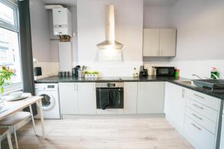 Sheffield Contractors Stays- Sleeps 6, 3 bed 3 bath house. Managed by Chique Properties Ltd - Brightside - 2