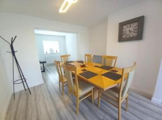 Spectacular 4 Bedroom Sea View Residential Home - Bangor - 2