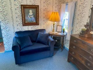 Family Farmhouse Inn - 4
