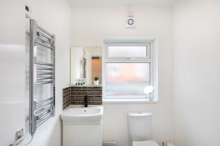 Modern 1-Bedroom Apartment, beach 5-min walk, free parking - 5