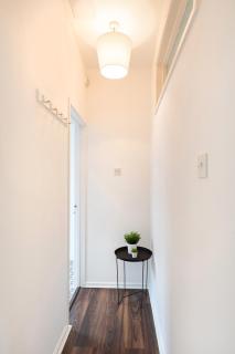 Modern 1-Bedroom Apartment, beach 5-min walk, free parking - 1